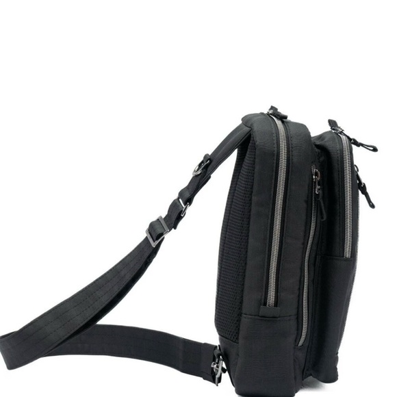 Lug Tailback Sling Bag-Brushed Black-NWT - Picture 4 of 11